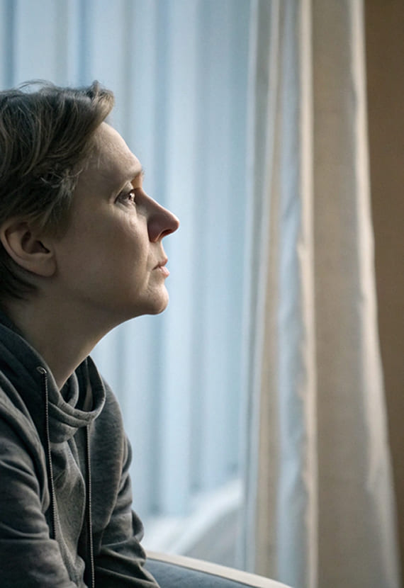 Женщина смотрит в сторону