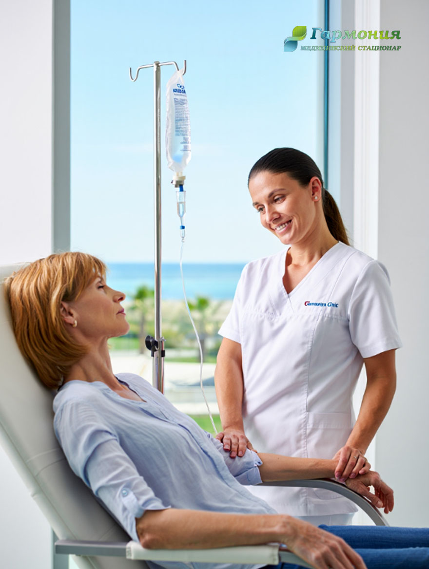 Врач и пациент с капельницей на фоне берега Жлобина
