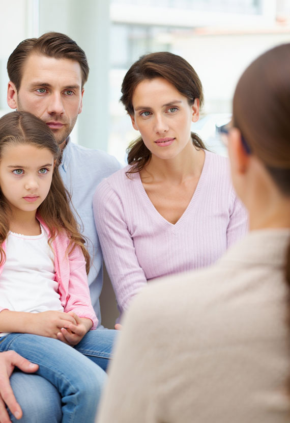Психолог консультирует дочь и её родителей