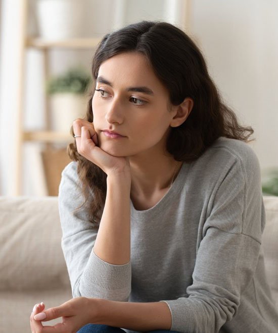 Девушка сидит одна в комнате