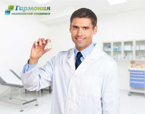 Врач демонстрирует лекарство